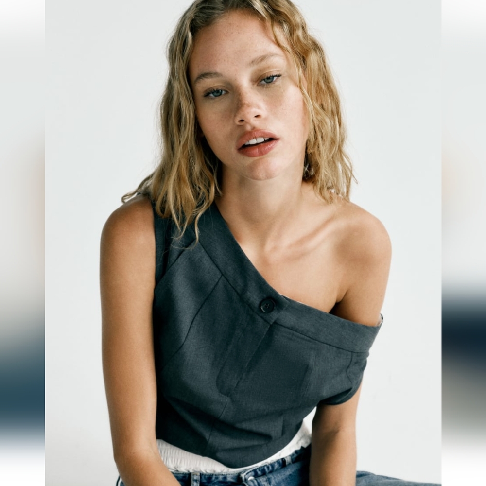 🆕 zara • asymmetric off shoulder top